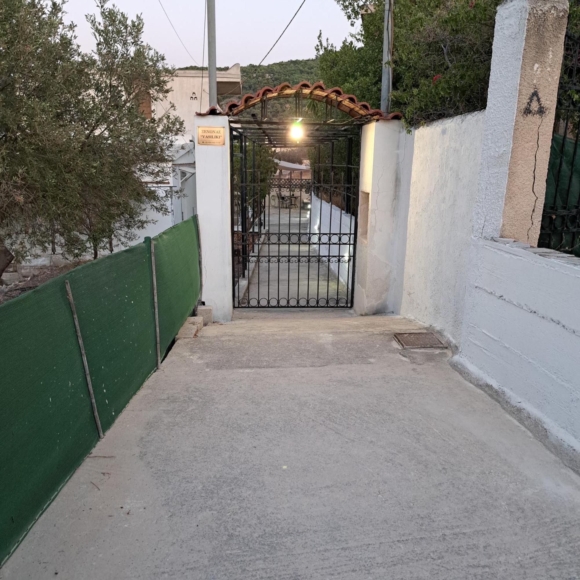 Ξενώνας Vasiliki Vathí Exterior foto